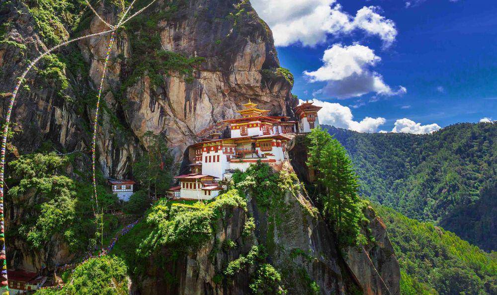 bhutan-negara-kecil-dengan-keindahan-alam-dan-budaya-unik
