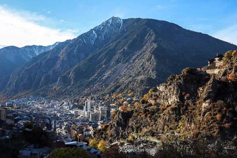 andorra-negara-pegunungan-di-perbatasan-prancis-dan-spanyol