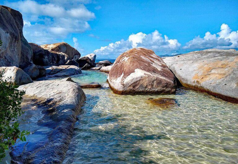 antigua-pulau-tropis-indah-di-karibia-yang-menawan